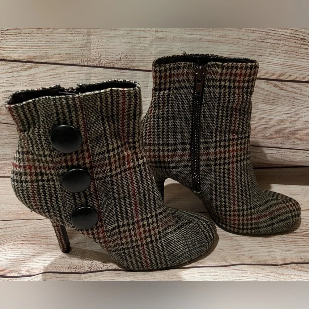 Diba Women's Multi-Color Plaid Ankle Booties Size 6. - Picture 8 of 9
